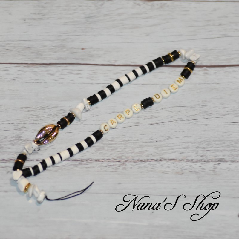 Bijou de portable, perles heishi & Cauris, coloris noir. Bijou de portable, perles heishi & Cauris, coloris noir.