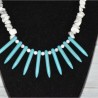 Collier en perles de Howlite, coloris Blanc et Turquoise, détail.