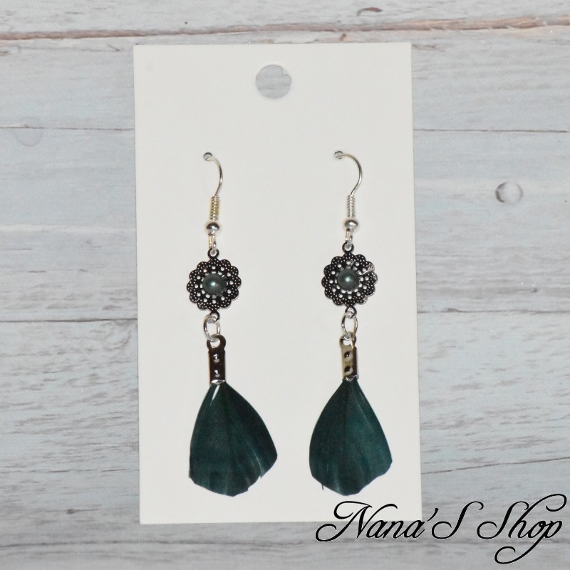 Boucles d'oreilles filigrane et plume, modèle Mini, coloris vert kaki.