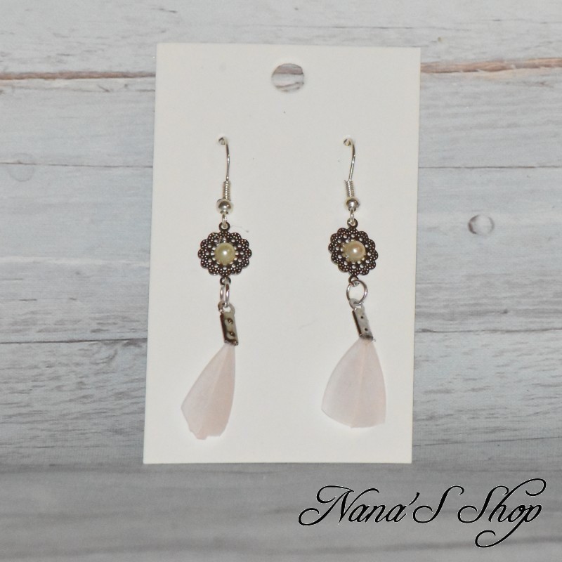 Boucles d'oreilles filigrane et plume, modèle Mini, coloris blanc. Boucles d'oreilles filigrane et plume, modèle Mini, coloris blanc.