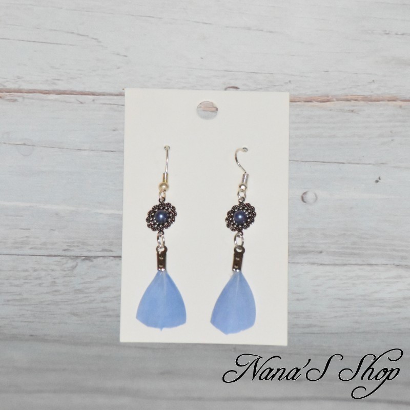 Boucles d'oreilles filigrane et plume, modèle Mini, coloris bleu ciel. Boucles d'oreilles filigrane et plume, modèle Mini, coloris bleu ciel.