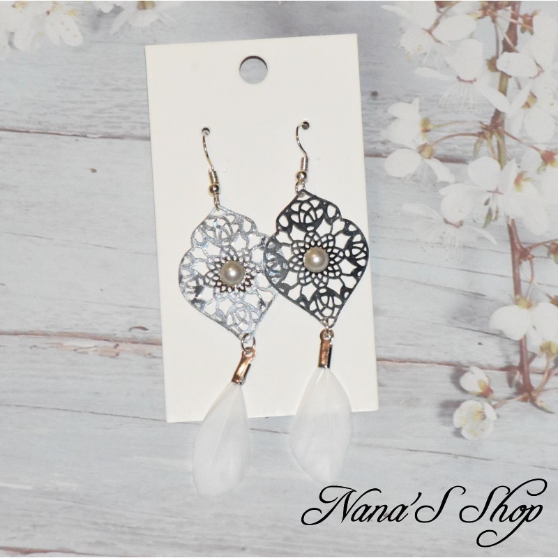 Boucles d'oreilles Filigrane Arabesque et Plume, coloris blanc. Boucles d'oreilles Filigrane Arabesque et Plume, coloris blanc.