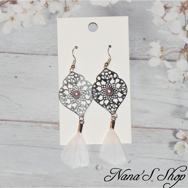 Boucles d'oreilles Filigrane Arabesque et Plume, coloris mauve. Boucles d'oreilles Filigrane Arabesque et Plume, coloris mauve.