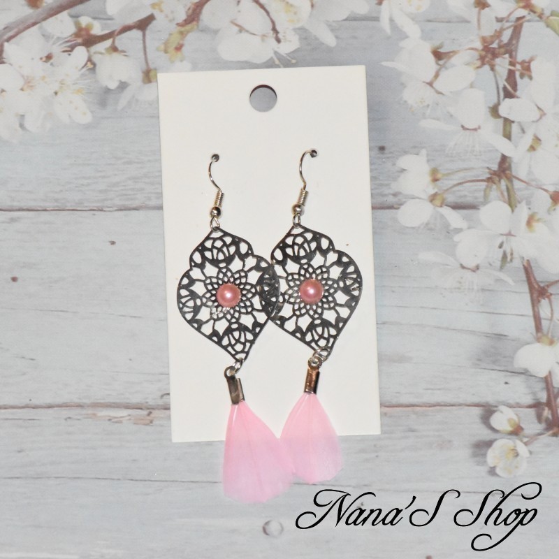 Boucles d'oreilles Filigrane Arabesque et Plume, coloris rose pâle. Boucles d'oreilles Filigrane Arabesque et Plume, coloris rose pâle.