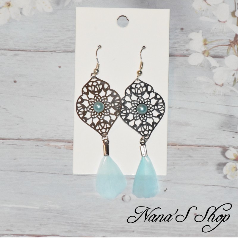 Boucles d'oreilles Filigrane Arabesque et Plume, coloris bleu ciel. Boucles d'oreilles Filigrane Arabesque et Plume, coloris bleu ciel.