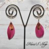 Boucles d'oreilles duo de plumes simple, coloris pourpre.