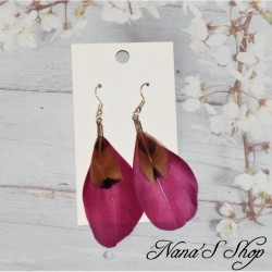 Boucles d'oreilles duo de plumes simple, coloris pourpre.