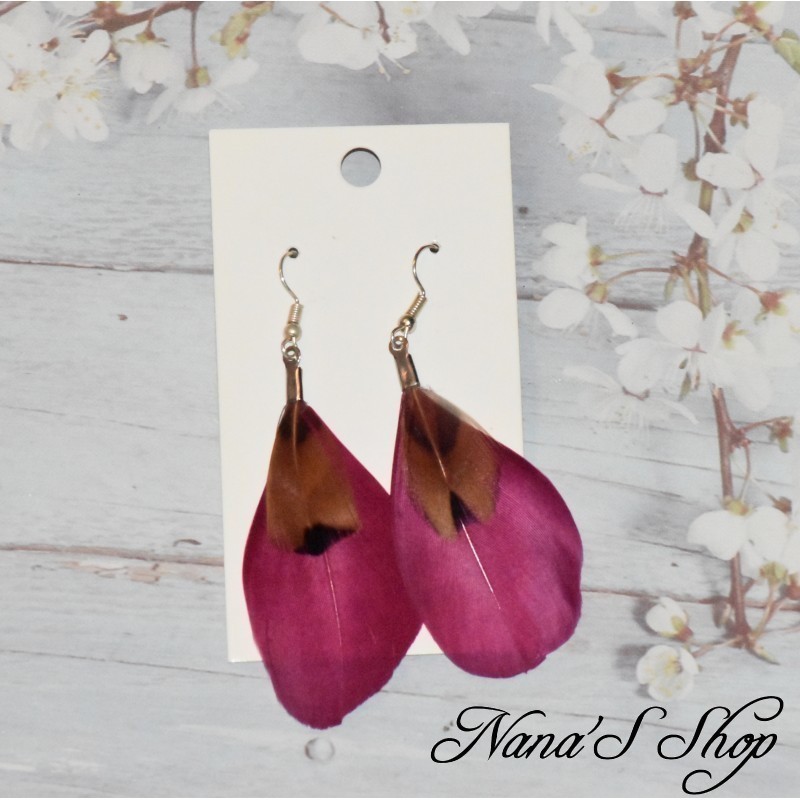 Boucles d'oreilles duo de plumes simple, coloris pourpre. Boucles d'oreilles duo de plumes simple, coloris pourpre.