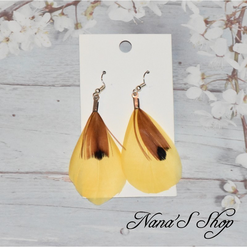 Boucles d'oreilles duo de plumes simple, coloris jaune. Boucles d'oreilles duo de plumes simple, coloris jaune.