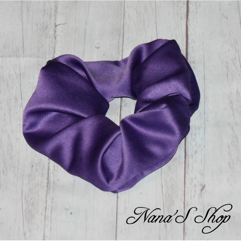 Chouchou uni violet, éco-conçu, modèle XXL. Chouchou uni violet, éco-conçu, modèle XXL.