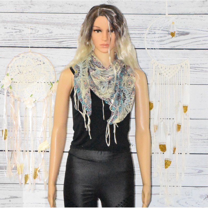 Foulard motif colorés à franges, coloris beige. Foulard motif colorés à franges, coloris beige.