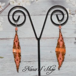 Boucles d'oreilles losange, tissées, coloris marron et corail.