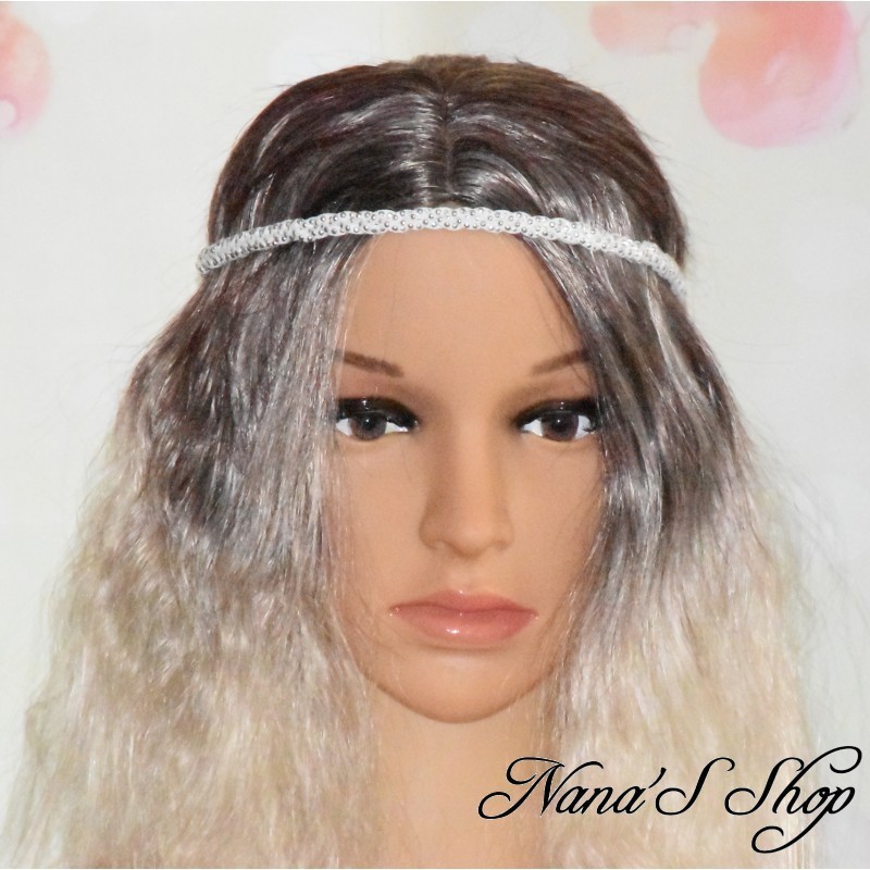 Headband tressé, en suédine strass argenté, coloris blanc. Headband tressé, en suédine strass argenté, coloris blanc.