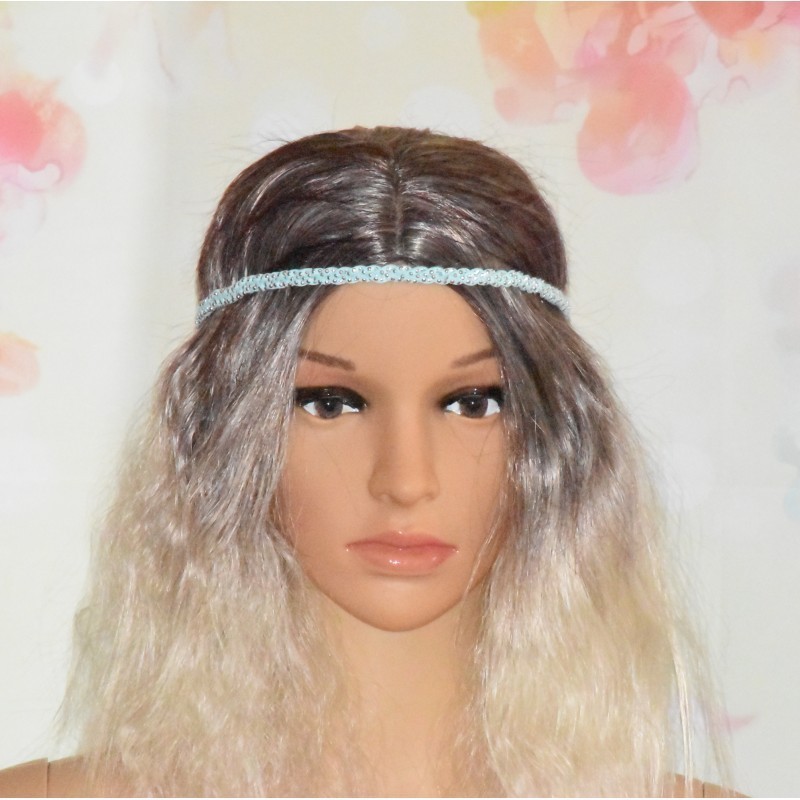 Headband tressé, en suédine strass argenté, coloris vert menthe. Headband tressé, en suédine strass argenté, coloris vert menthe.