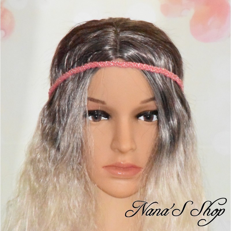 Headband tressé, en suédine strass argenté, coloris rouge. Headband tressé, en suédine strass argenté, coloris rouge.