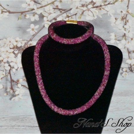 Parure, collier et bracelet en résille tubulaire, rocailles tons rose.