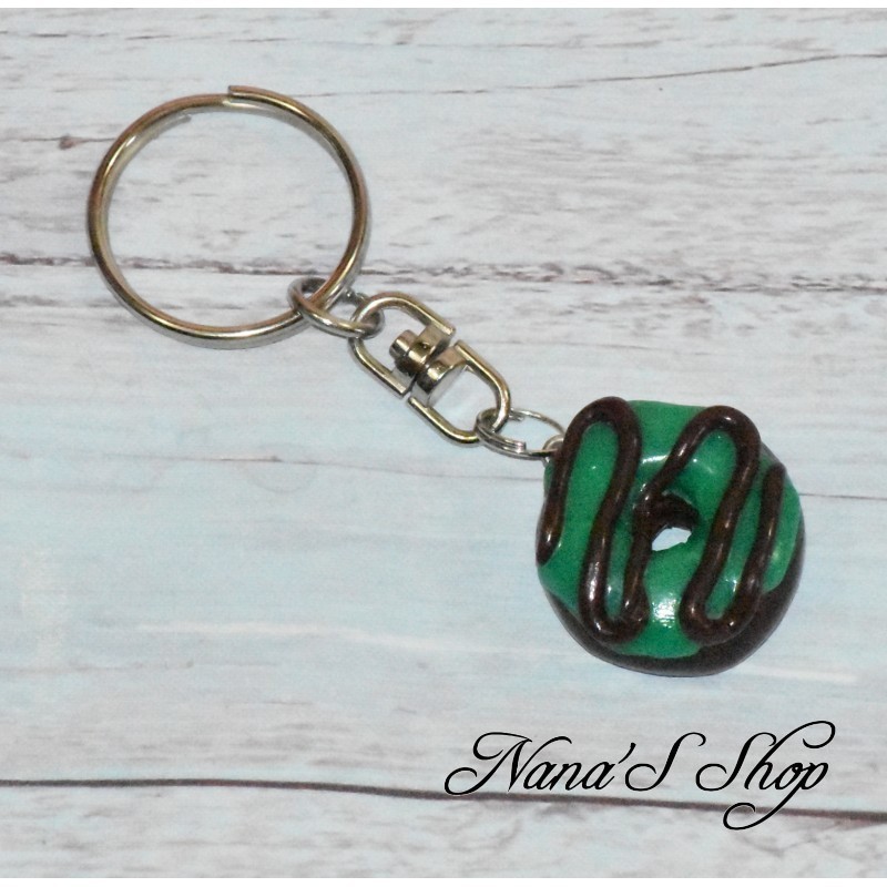 Porte clé Donuts, en pâte polymère, coloris vert. Porte clé Donuts, en pâte polymère, coloris vert.
