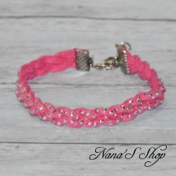 Bracelet tressé, en suédine à strass, coloris rose fuchsia.