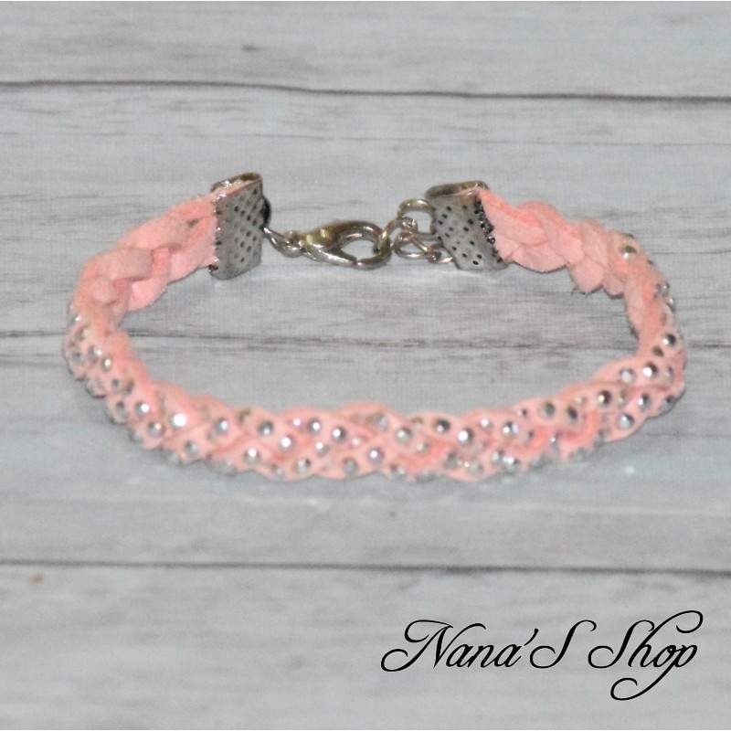 Bracelet tressé, en suédine à strass, coloris rose pâle.