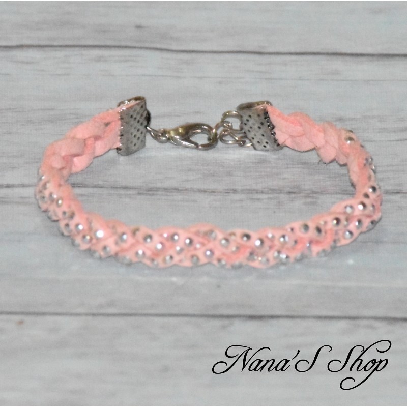 Bracelet tressé, en suédine à strass, coloris rose pâle. Bracelet tressé, en suédine à strass, coloris rose pâle.