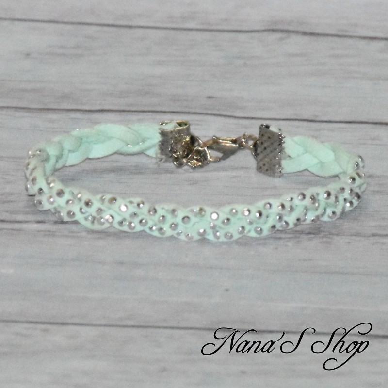 Bracelet tressé, en suédine à strass, coloris menthe. Bracelet tressé, en suédine à strass, coloris menthe.