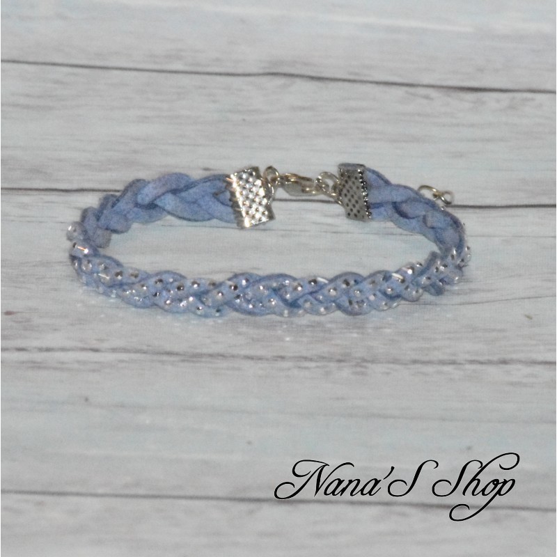 Bracelet tressé, en suédine à strass, coloris bleu. Bracelet tressé, en suédine à strass, coloris bleu.