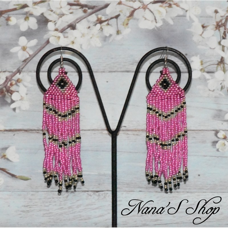 Boucles d'oreilles tisées, détails noir, coloris rose. Boucles d'oreilles tisées, détails noir, coloris rose.