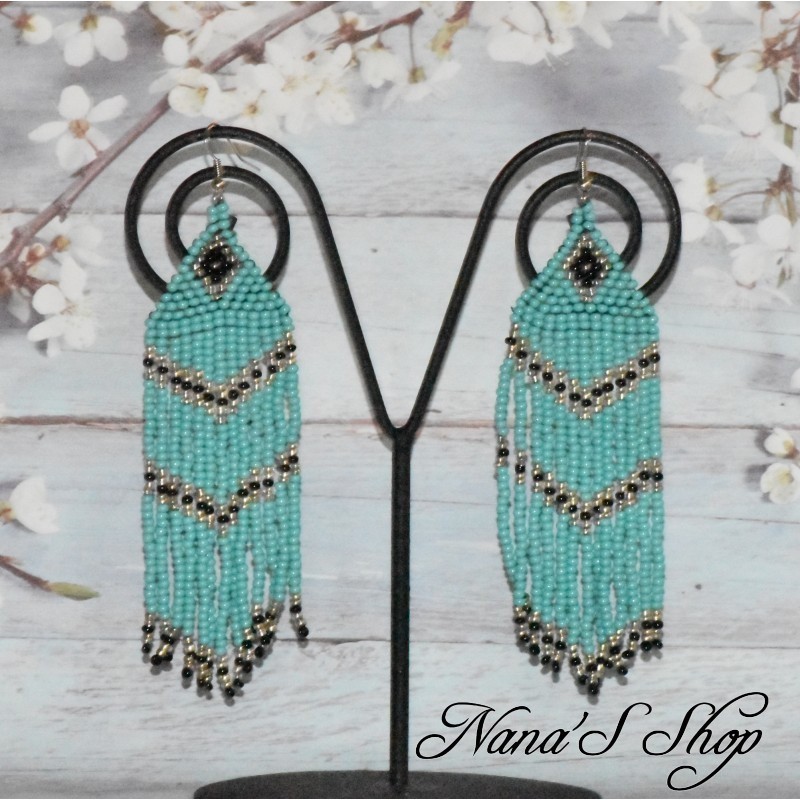 Boucles d'oreilles tisées, détails noir, coloris vert turquoise. Boucles d'oreilles tisées, détails noir, coloris vert turquoise.
