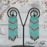 Boucles d'oreilles tisées, détails noir, coloris vert turquoise.