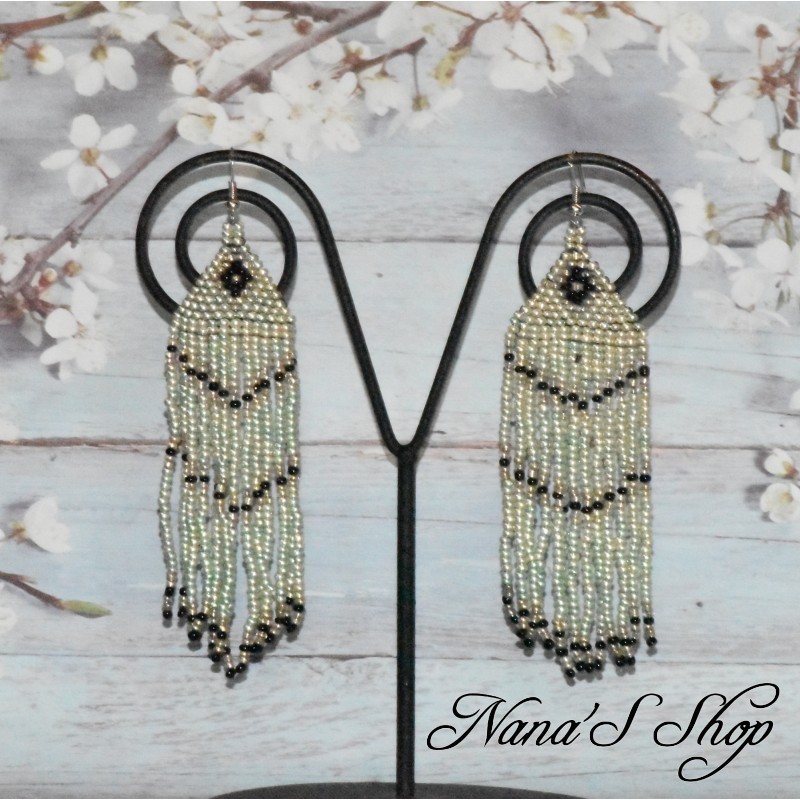 Boucles d'oreilles tisées, détails noir, coloris vert menthe. Boucles d'oreilles tisées, détails noir, coloris vert menthe.