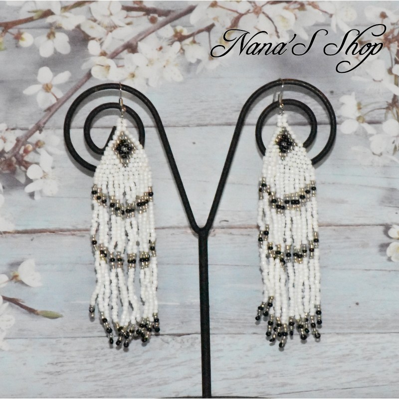 Boucles d'oreilles tisées, détails noir, coloris blanc.