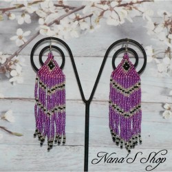 Boucles d'oreilles tisées, détails noir, coloris violet.