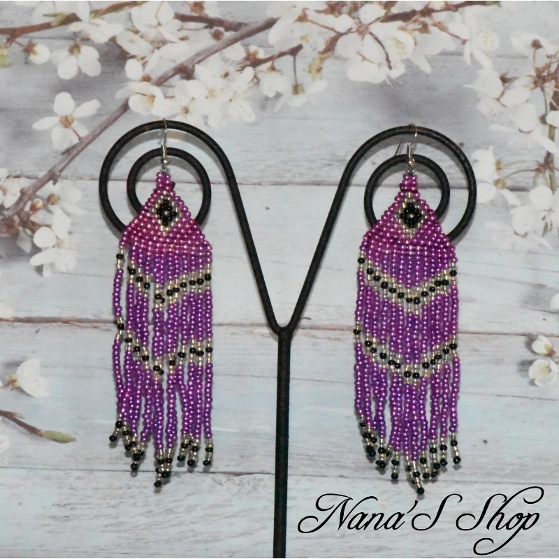 Boucles d'oreilles tisées, détails noir, coloris violet. Boucles d'oreilles tisées, détails noir, coloris violet.