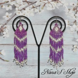 Boucles d'oreilles tissées, détails blanc, coloris violet.