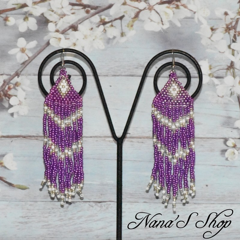 Boucles d'oreilles tissées, détails blanc, coloris violet. Boucles d'oreilles tissées, détails blanc, coloris violet.