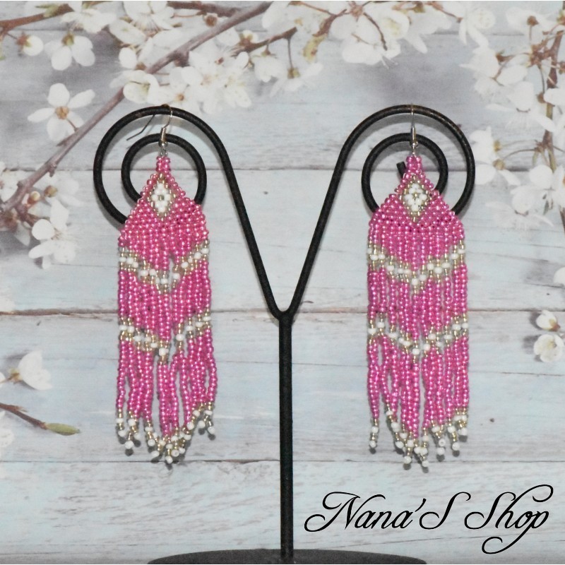 Boucles d'oreilles tissées, détails blanc, coloris rose. Boucles d'oreilles tissées, détails blanc, coloris rose.