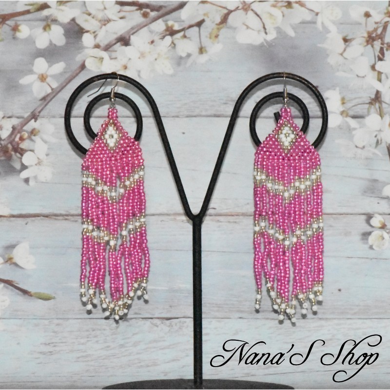 Boucles d'oreilles tissées, détails blanc, coloris rose.