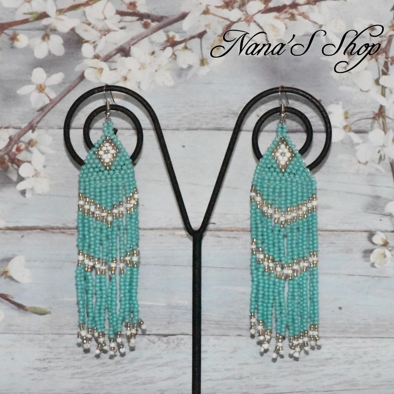 Boucles d'oreilles tissées, détails blanc, coloris vert turquoise. Boucles d'oreilles tissées, détails blanc, coloris vert turquoise.