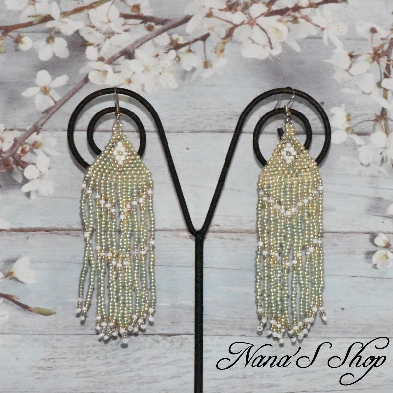 Boucles d'oreilles tissées, détails blanc, coloris vert menthe. Boucles d'oreilles tissées, détails blanc, coloris vert menthe.