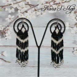 Boucles d'oreilles tissées, détails blanc, coloris noir.