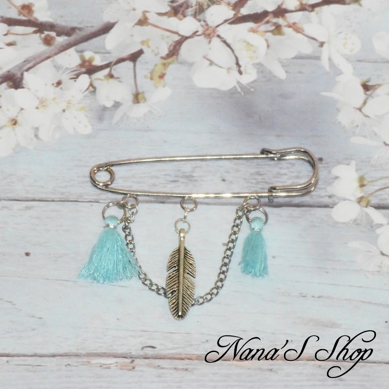 Broche plume et pompons tassel, coloris Vert menthe. Broche plume et pompons tassel, coloris Vert menthe.