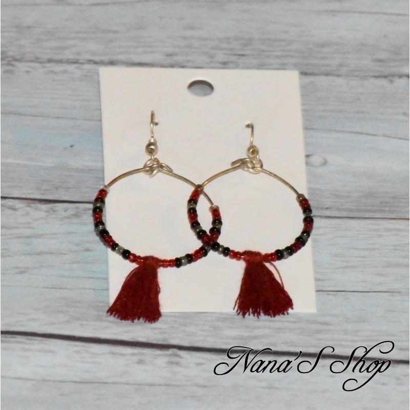 Boucles d'oreilles créoles, pompon tassel et perles rocailles, coloris rouge. Boucles d'oreilles créoles, pompon tassel et perles rocailles, coloris rouge.
