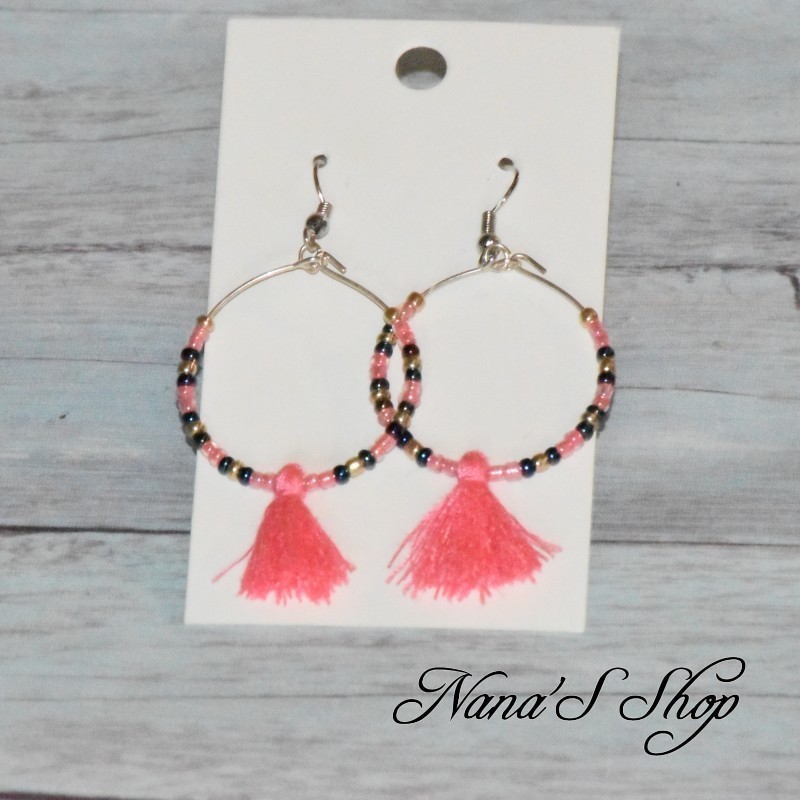 Boucles d'oreilles créoles, pompon tassel et perles rocailles, coloris rose fluo. Boucles d'oreilles créoles, pompon tassel et perles rocailles, coloris rose fluo.