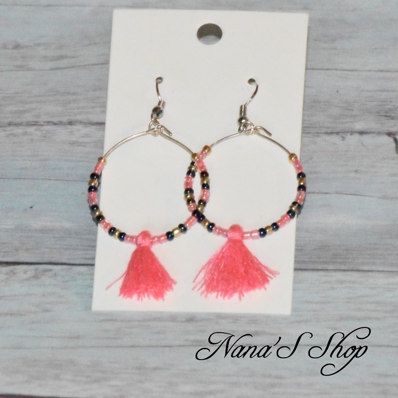 Boucles d'oreilles créoles, pompon tassel et perles rocailles, coloris rose fluo.