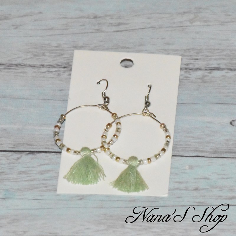 Boucles d'oreilles créoles, pompon tassel et perles rocailles, coloris vert clair. Boucles d'oreilles créoles, pompon tassel et perles rocailles, coloris vert clair.