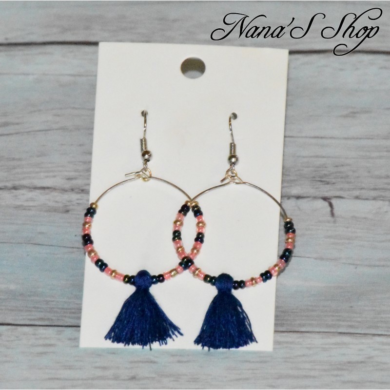 Boucles d'oreilles créoles, pompon tassel et perles rocailles, coloris bleu marine. Boucles d'oreilles créoles, pompon tassel et perles rocailles, coloris bleu marine.