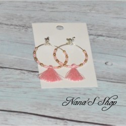 Boucles d'oreilles créoles, pompon tassel et perles rocailles, coloris rose pâle.