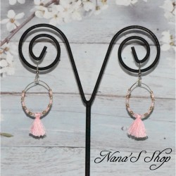 Boucles d'oreilles créoles, pompon tassel et perles rocailles, coloris rose pâle.