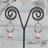 Boucles d'oreilles créoles, pompon tassel et perles rocailles, coloris rose pâle.