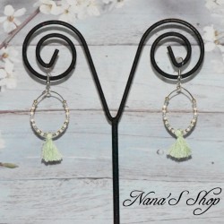 Boucles d'oreilles créoles, pompon tassel et perles rocailles, coloris vert clair.